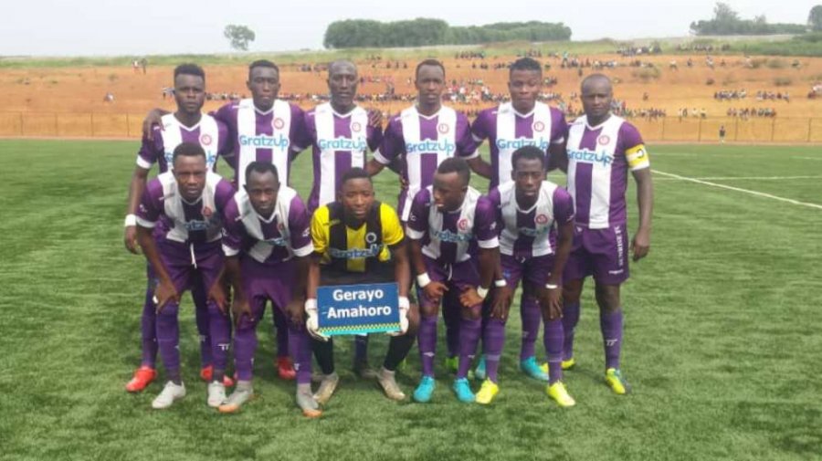 Ikipe ya Sunrise kucyumweru yatsinzwe na Kiyovu Sport ibitego 2-0 mbere y'umukino bifotozanya icyapa cya Gerayo Amahoro