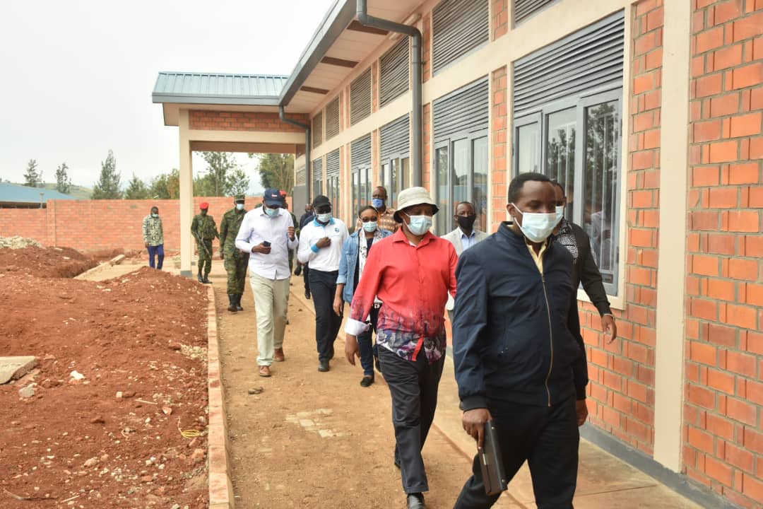 Abaminisitiri batanu basuye umudugudu w’icyitegererezo i Nyagatare