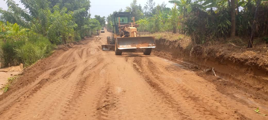 Gatsibo: Umucuruzi uvuka i Ngarama yiyemeje gukora umuhanda ureshya na kilometero 12