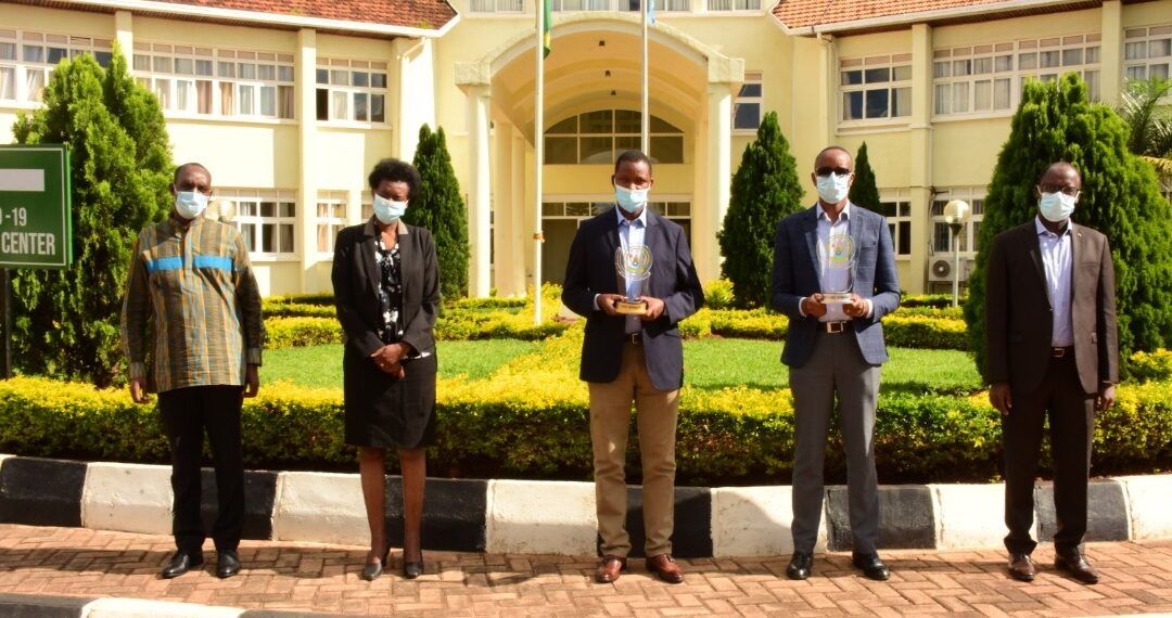 Abayobozi batandukanye barimo (uhereye ibumoso) Guverineri w'Intara y'Iburasirazuba Mufulukye Fred, Minisitiri Nyirarukundo Ignatienne, Meya wa Kirehe Muzungu Gerald, Meya wa Bugesera Mutabazi Richard, ndetse na Ndayisaba Fidel uyobora Komisiyo y'Igihugu y'Ubumwe n'Ubwiyunge - NURC