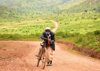 IFOTO Y’UMUNSI: Ku myaka hafi 90 Kamanzi arakitwara ku igare