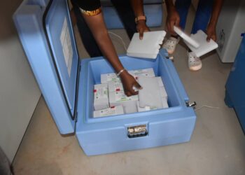 Amafoto: Inkingo za Covid-19 zagejejwe mu bitaro 50 n’ibigo nderabuzima
