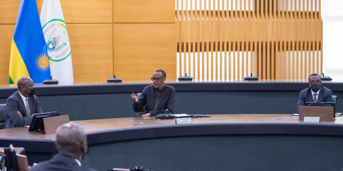 Perezida Paul Kagame ayoboye inama y'Abaminisitiri muri Village Urugwiro (Ifoto: Village Urugwiro)