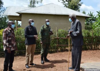 Ifoto y’Umunsi: Ikiganiro cy’umukambwe w’imyaka 101 n’abayobozi