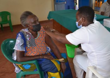 Gatsibo: Nyuma yo guhabwa urukingo rwa kabiri biyemeje gukomeza kubahiriza ingamba zo kwirinda