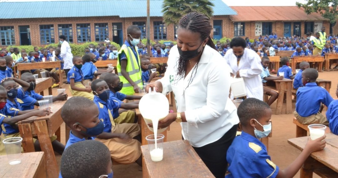 Umuyobozi w'Akarere ka Rwamagana wungirije ushinzwe imibereho myiza Umutoni Jeanne mu gikorwa cyo guha abana amata(Ifoto: Hakizimana Y.)
