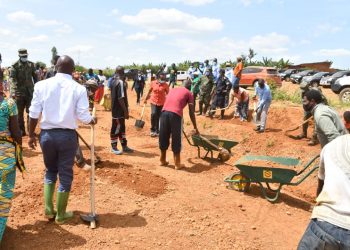 Nyagatare: Akanyamuneza ku baturage 2,450 babonye akazi mu mishinga yegerejwe abaturiye umupaka wa Uganda
