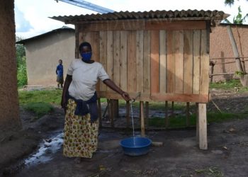 Gatsibo: Gutozwa gufata amazi ava ku bisenge biri kubafasha kurwanya umwanda