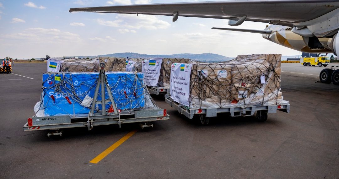 U Rwanda rwakiriye inkunga  y’ibikoresho n’inkingo byo kurwanya COVID-19 yatanzwe na Leta Zunze Ubumwe z'Abarabu(Amafoto: @RwandaHealth)