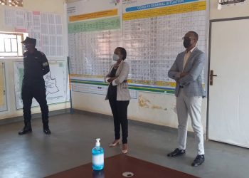 Minisitiri Ingabire yagiriye ruzinduko i Bugesera, asaba abarwariye Covid-19 mu ngo kwirinda kwanduza abandi