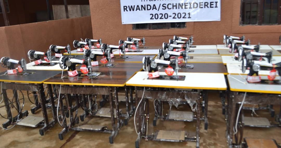 Zimwe mu mashini zahawe abarangije kwiga umwuga w'ubudozi