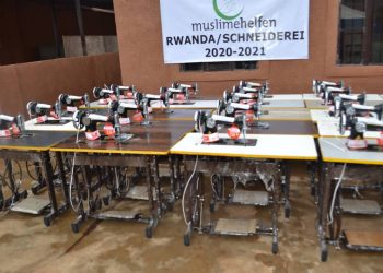 Rwamagana: Abanyeshuri barangije amasomo y’ubudozi babonye imashini zo gukoresha