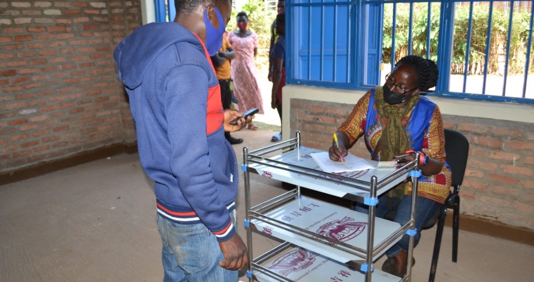 Mu gikorwa cyo kwakira abaje kwikingiza Covid-19.