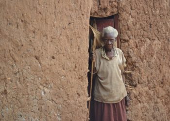 Mu mafoto: Ubuzima bugoye bw’abakecuru babiri bafite imyaka 100 batuye mu mujyi wa Rwamagana