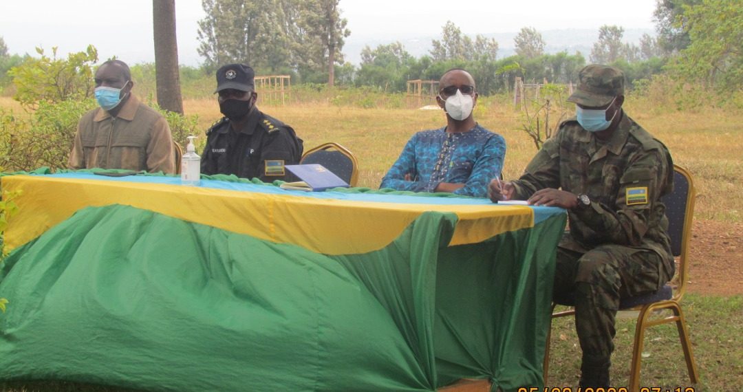 Meya w'Akarere ka Bugesera Mutabazi Richard yasabye abaturage kutirara, ababurira ko icyorezo cya Covid-19 kigihari