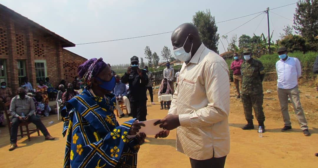 Guverineri Gasana ahereza umuturage icyangombwa cy'ubutaka
