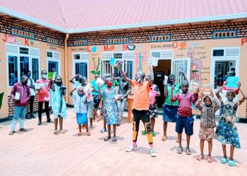 SACCA yahaye ibikoresho by‘ishuri abanyeshuri barenga 170 barimo abangavu babyaye