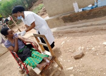 Bugesera: Abanyantege nke bashimye ko igikorwa cyo gukingira Covid-19 kiri kubasanga mu ngo
