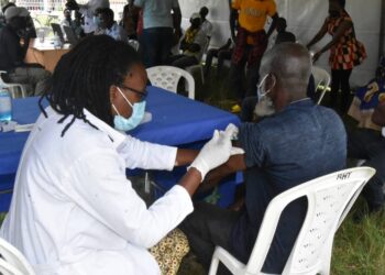 Iburasirazuba: Abasaga 2000 bari baranze kwikingiza Covid-19 bamaze gukingirwa