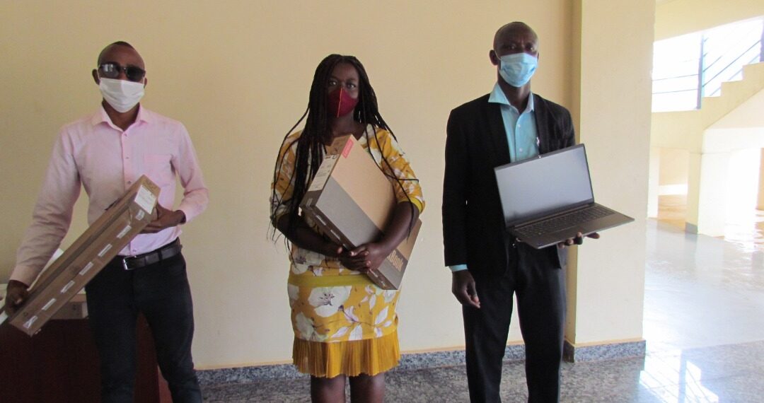 Mudasobwa ba Gitifu bahawe zizafasha mu gutanga serivisi mu buryo bw'ikoranabuhanga