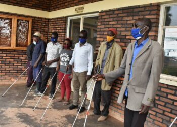 Gatsibo: Abafite ubumuga bwo kutabona bahawe inkoni yera ibafasha mu kugenda