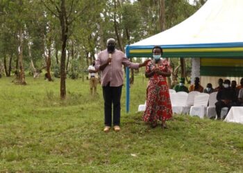 Kirehe: Abayobozi b’imidugudu ya Kacyiru na Gisenyi bagabiwe inka