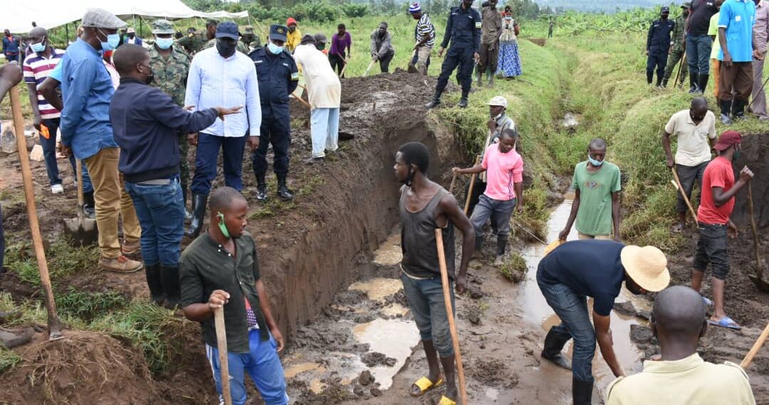 Mu Mafoto: Uko umuganda wagenze hirya no hino mu turere tugize Intara y ...