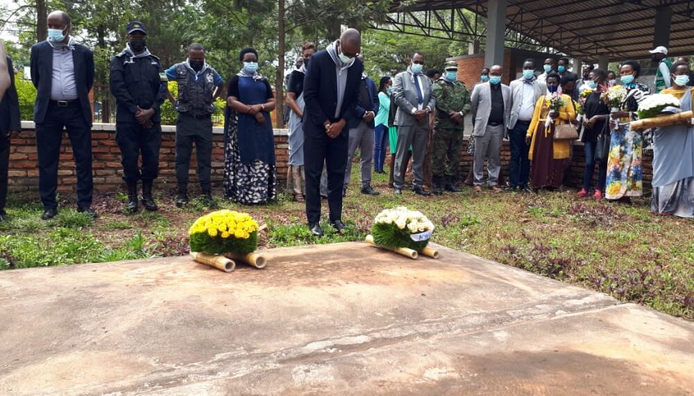 Umuyobozi w'Akarere ka Kirehe Rangira Bruno yunamira abashyinguye mu rwibutso rwa Nyakarambi(Amafoto: Manishimwe N)