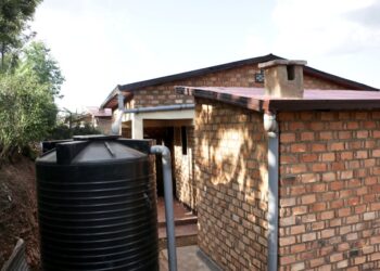 Meya Niyonagira yemeza ko bashyira imbaraga mu kubakira abatishoboye inzu zikomeye