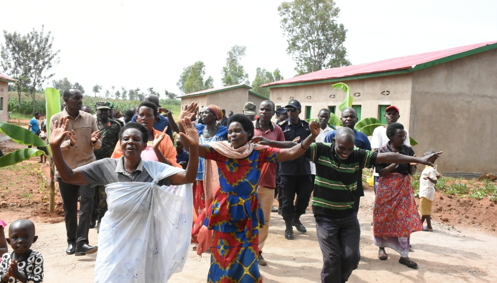 Akanyamuneza ni kose ku miryango yubakiwe inzu