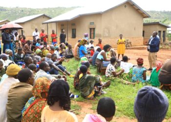 Minisitiri Gatabazi yijeje abatuye ku butaka bw’ikigo gicukura ‘Wolfram’ kubona ibyangombwa by’ubutaka
