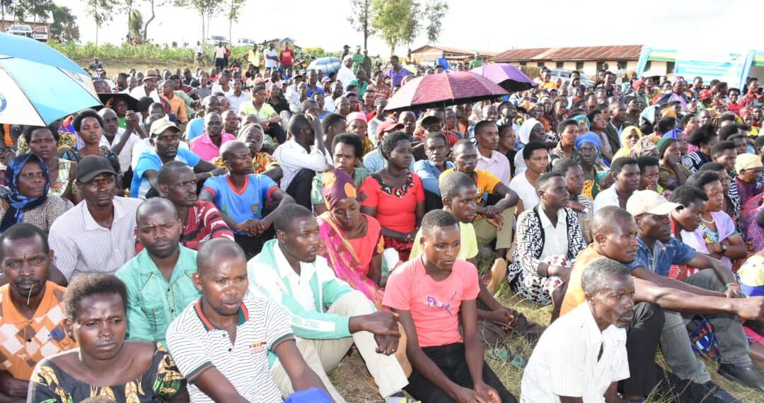 Abaturage mu Karere ka Gatsibo ubwo bashishikarizwaga gushinganisha imyaka yabo.