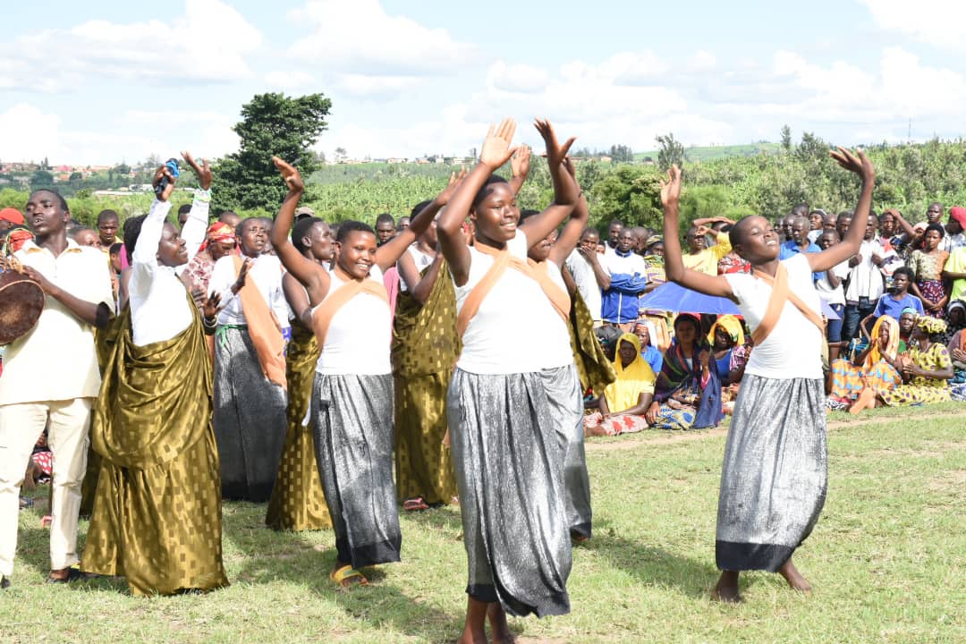 Ku bana ibihumbi 100 bavuka, hapfa ababyeyi barenga 200 – Minisante ...