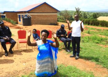 Kayonza: Imbamutima z’umubyeyi Polisi yahaye inzu agapfukama ashimira Perezida Kagame