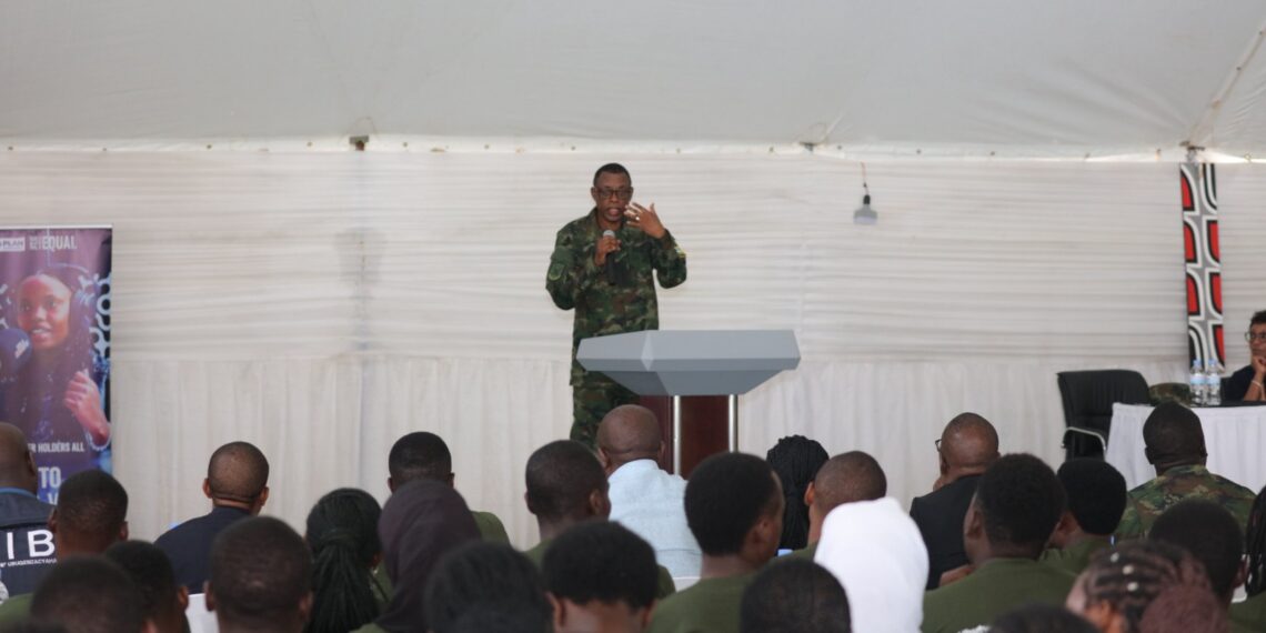 Gen. James Kabarebe aganira n'urubyiruko