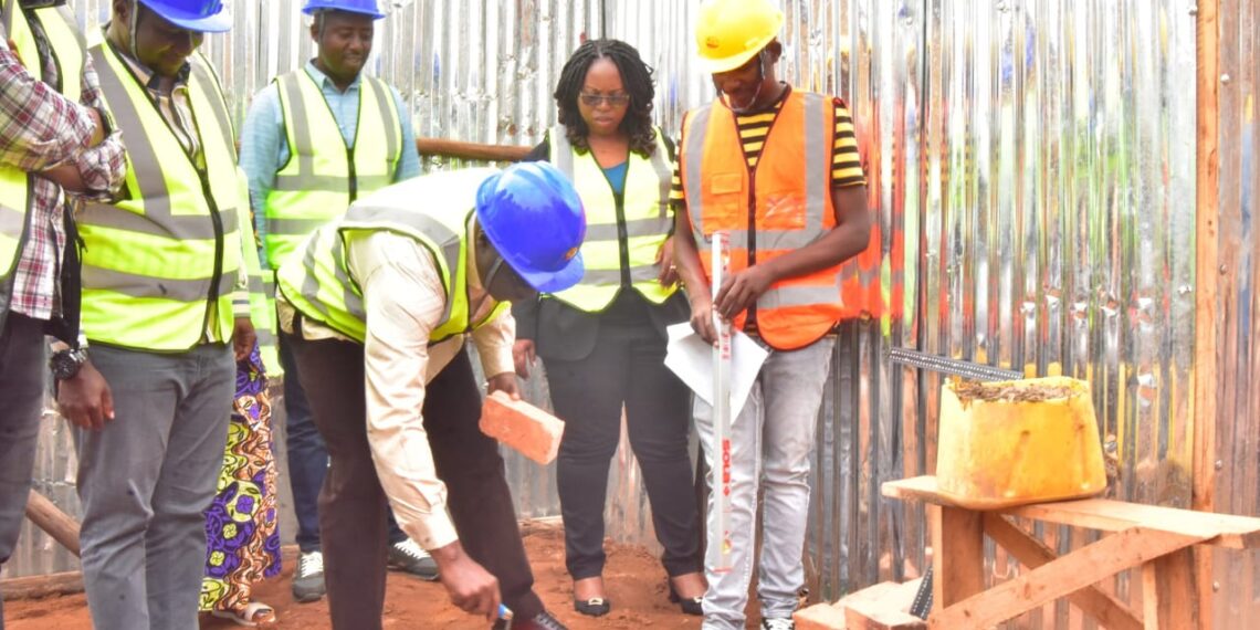 Umuyobozi w'Intara y'Iburasirazuba CG Gasana K. Emmanuel atangiza ku mugaragaro iyubakwa ry'inzu y'ubucuruzi mu Mujyi wa Ngoma