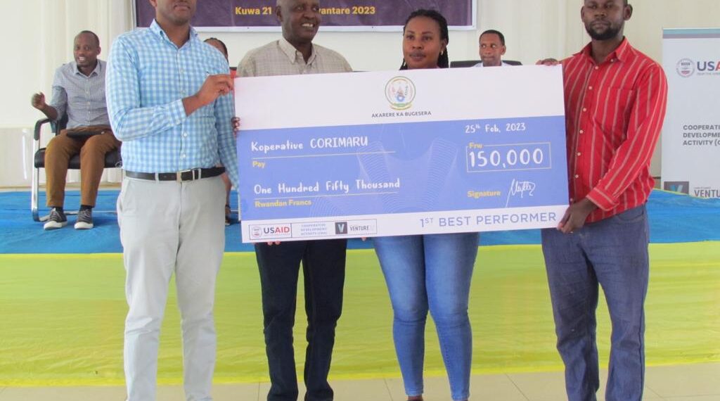 CORIMARU ihinga umuceri mu gishanga cya Rurambi gikora ku mirenge ya Mwogo na Juru ndetse no ku Karere ka Kicukiro, yahawe igihembo cy’indashyikirwa mu makoperative yo mu Karere ka Bugesera