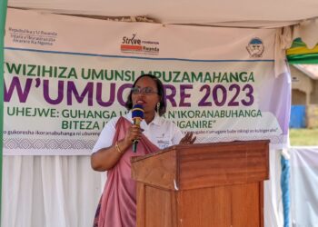 Kutitinya mu gukoresha ikoranabuhanga nibyo dushishikariza abagore kubijyamo neza_Meya Niyonagira   