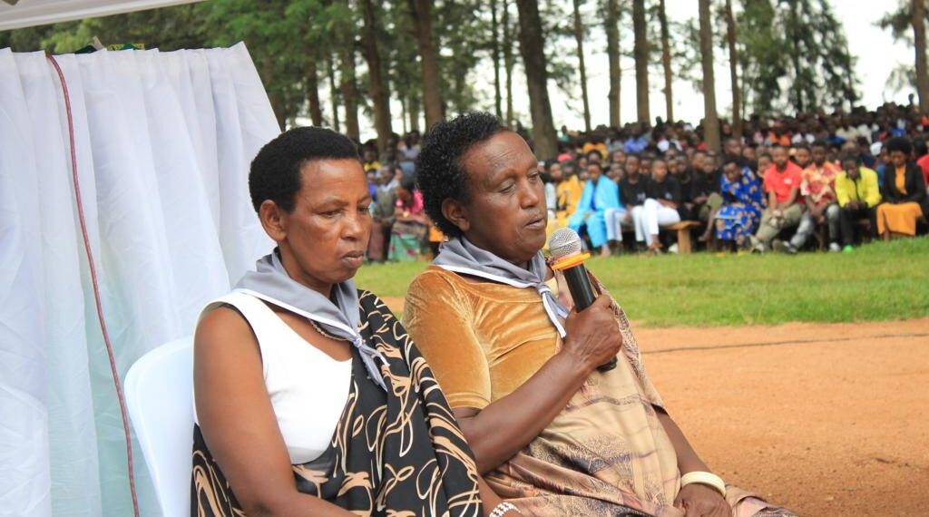 Nyirandamutsa Odette(iburyo) atanga ubuhamya