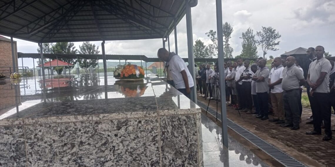 Abakozi b'Ibitaro bya Ngarama bunamiye abazize jenoside yakorewe Abatutsi mu 1994