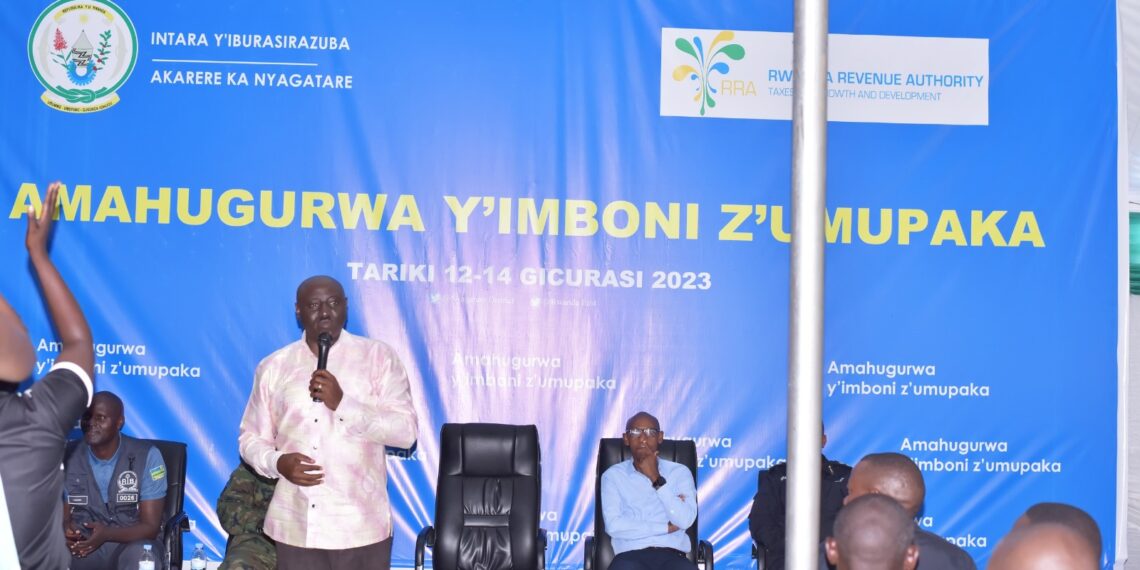 Guverineri Gasana yemereye Imboni z’umupaka kuzishakira imyenda y’akazi na telefone