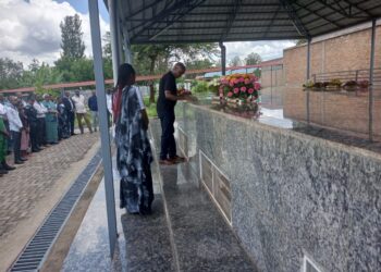 Gatsibo: Abakozi b’Ibitaro bya Kiziguro bunamiye abazize Jenoside yakorewe Abatutsi mu 1994