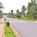 Ifoto y’umunsi: Kabarore umuhanda ufite isuku ukikijwe n’ibiti