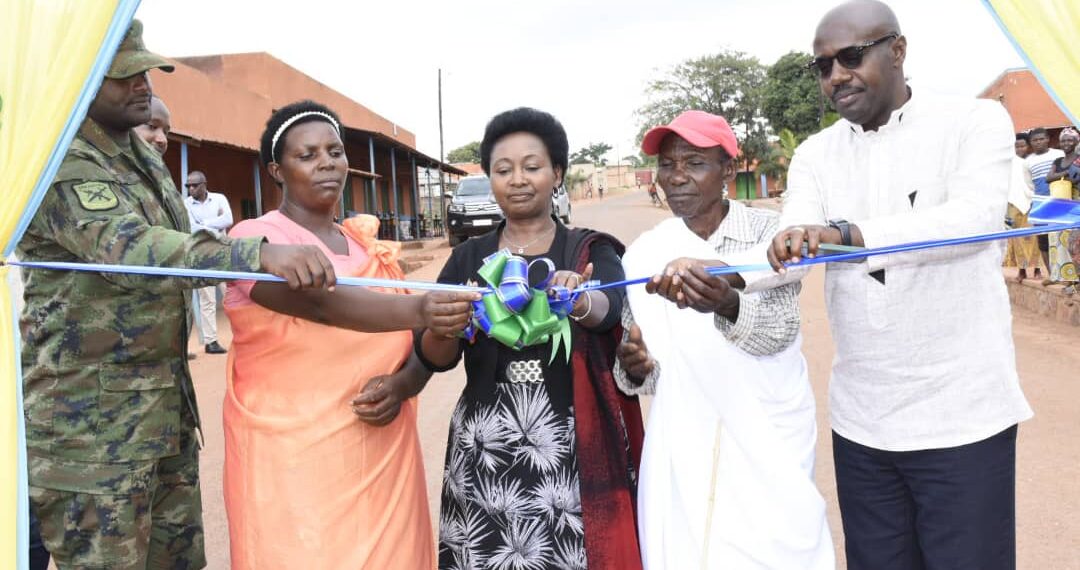 Minisitiri Nyirahabimana, Meya Gasana n'abaturage b'i Gasange batashye ku mugaragaro umuhanda ndetse n'icyumba cy'umukobwa.
