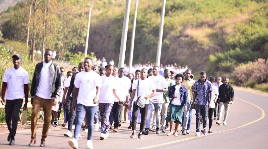 Urubyiruko rusaga 1000 rwaherekejwe n'ubuyobozi bw'Akarere, ubuyobozi bw'Intara y'Iburasirazuba na Senateri Bideri John Bonds, bahereye ku rugendo rwo Kwibohora rwatangiriye i Gahini rusorezwa ku biro by'Akarere ka Kayonza.