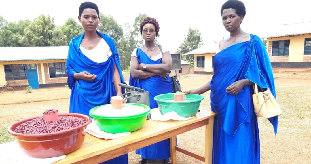 Abagize Koperative Twiyubake ikora ubucuruzi bw'imyaka i Gahara bari mu basaba ko hafungurwa umupaka ubahuza n'u Burundi(Ifoto: Manishimwe N.)