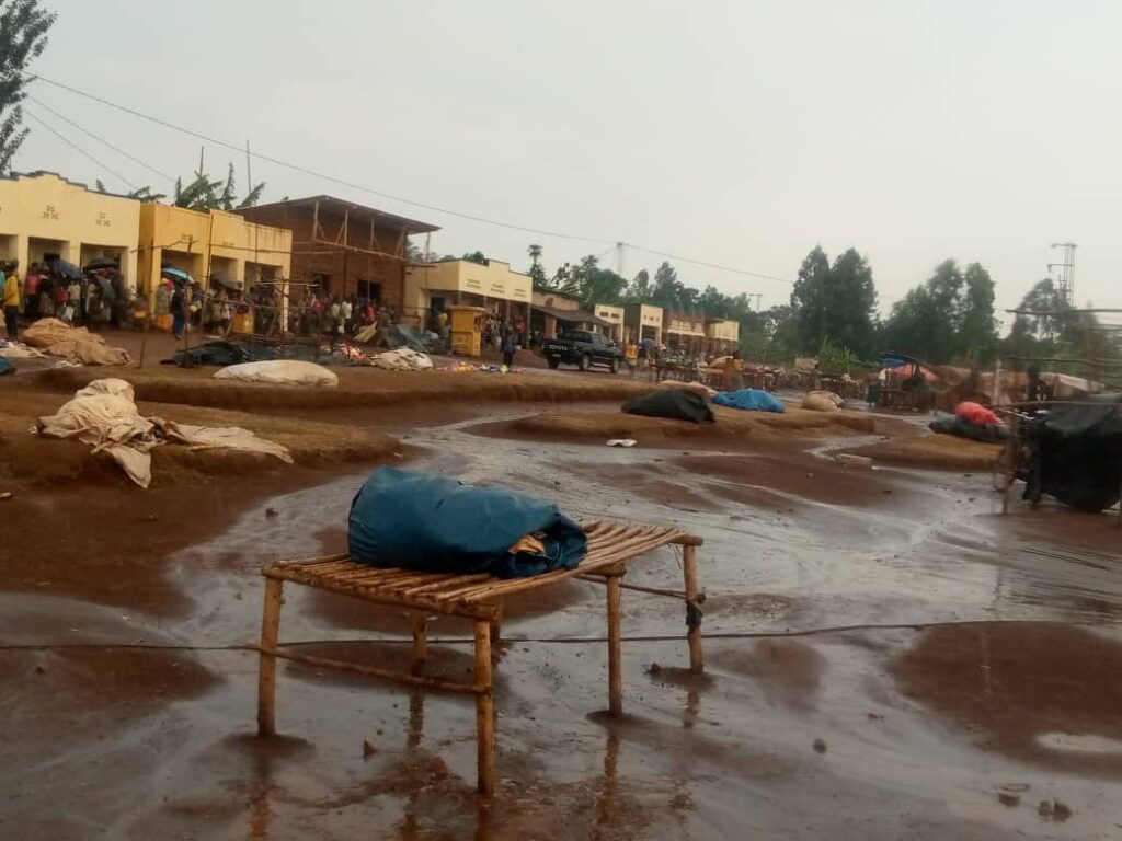 Abacururiza mu isoko rya Rugese bafite uruhuri rw’ibibazo birimo no ...