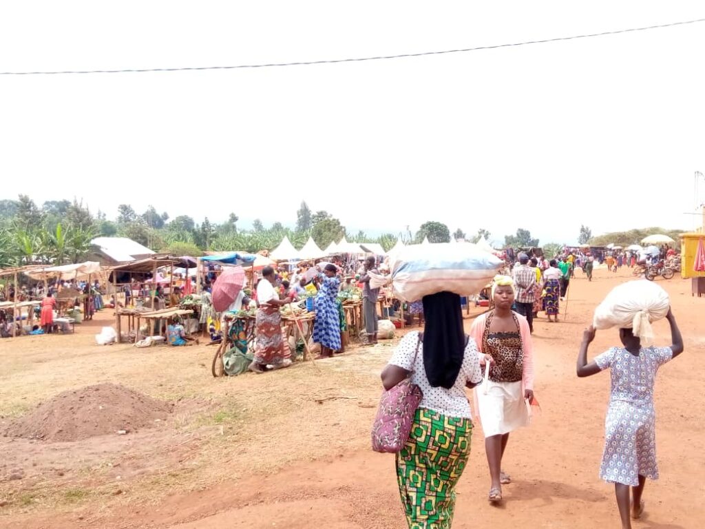 Abacururiza mu isoko rya Rugese bafite uruhuri rw’ibibazo birimo no ...