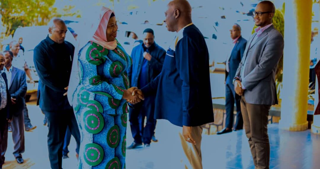 Guverineri CG Gasana K.Emmanuel yakira abagize Itsinda ry'abayobozi baturutse mu Ntara ya Kagera muri Tanzania(Amafoto: RwandaEast)
