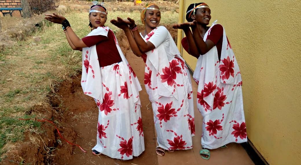 Bamwe mu bagize itorero barimo kwitoza kubyina